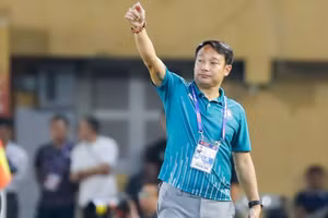 HLV Vũ Quốc Việt giúp Thép xanh Nam Định bảo vệ thành công ngôi vô địch V-League.