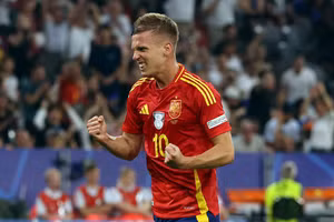 Tiền vệ Dani Olmo cân nhắc gia nhập bến đỗ mới.