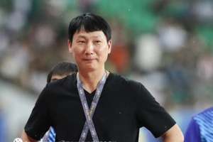 HLV Kim Sang Sik dẫn dắt tuyển ASEAN All-Stars đấu Man United.