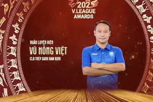 HLV Vũ Hồng Việt đoạt giải thưởng HLV xuất sắc nhất V-League 2024/25.