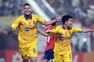 Sông Lam Nghệ An đang gặp khó ở cuộc đua trụ hạng.