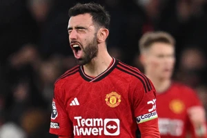 Bruno Fernandes gia hạn hợp đồng với Man United.