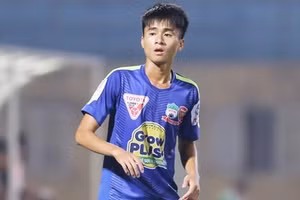 Phan Thanh Hậu hiện thử việc trong màu CLB Bình Dương.