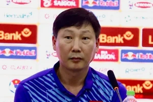 HLV Kim Sang Sik quyết thắng Thái Lan ở LPBank Cup.