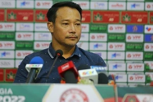 HLV Vũ Hồng Việt hài lòng với trận hòa trước Công an Hà Nội ở vòng 16 V-League.