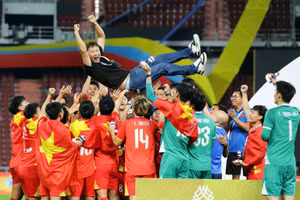 Phóng viên Thái Lan lo bị bóng đá Việt Nam bỏ xa