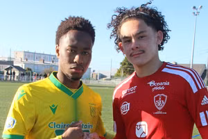 Aymeric Faurand-Tournaire (áo đỏ) được loạt đội bóng V-League săn đón.