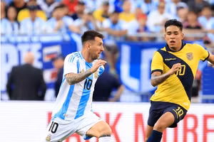 Kendry Paez (váo vàng) được kỳ vọng sẽ vượt mặt huyền thoại Messi trong tương lai.