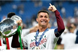 Vượt mặt Messi, Ronaldo đi vào lịch sử bóng đá