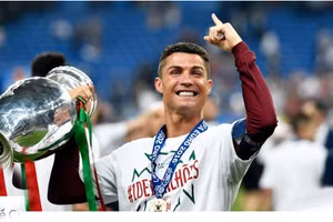 Vượt mặt Messi, Ronaldo đi vào lịch sử bóng đá