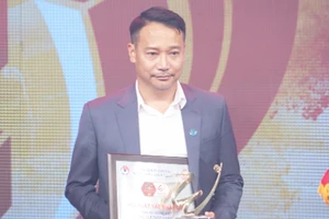 HLV Vũ Hồng Việt nhận giải thưởng huấn luyện viên hay nhất V-League 2023/24.