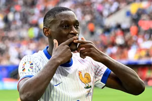 Randal Kolo Muani lọt tầm ngắm của Man United.