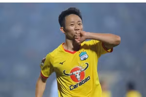 Châu Ngọc Quang vắng mặt ở vòng 22 V-League vì án treo giò.