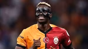 Osimhen rộng cửa gia nhập Man United.