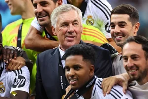 HLV Carlo Ancelotti cùng Real Madrid đoạt Siêu cúp châu Âu.