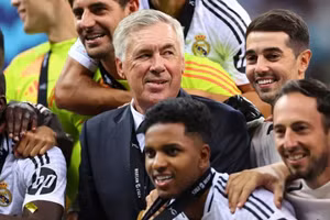 HLV Carlo Ancelotti cùng Real Madrid đoạt Siêu cúp châu Âu.