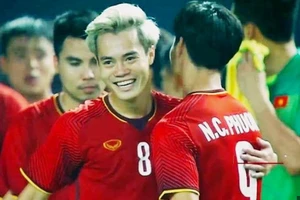 Văn Toàn nhận quà đặc biệt từ người đồng đội cũ Công Phượng.