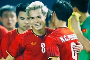 Văn Toàn nhận quà đặc biệt từ người đồng đội cũ Công Phượng.