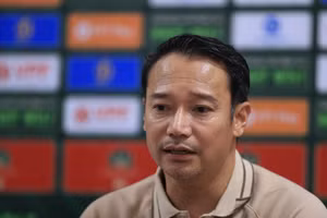 HLV Vũ Hồng Việt thất vọng khi Nam Định sớm bị loại khỏi Cúp quốc gia.