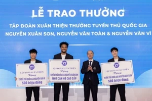 Bộ 3 cầu thủ Nam Định nhận thưởng lớn từ bầu Thụy.