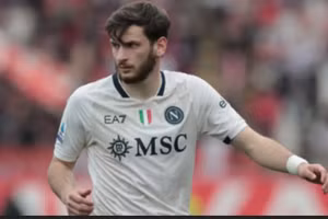 Khvicha Kvaratskhelia hiện đang đàm phán với PSG.