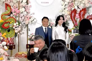 Huấn luyện viên Vũ Hồng Việt kết hôn cùng cô dâu xinh đẹp.