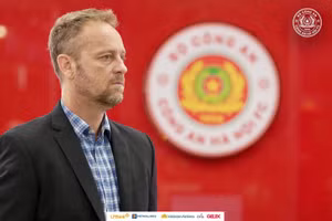 HLV Mano Polking cùng Công An Hà Nội sáng cửa vô địch V-League sau trận thắng Sông Lam Nghệ An.