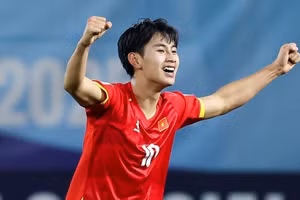 Trần Gia Bảo quyết tâm cùng tuyển Việt Nam đánh bại U17 UAE.