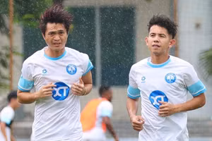 Hồng Duy trở lại tập luyện trong màu áo Thép Xanh Nam Định.