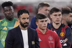 Man United bị phạt 10 triệu bảng vì mất vé dự Champions League.