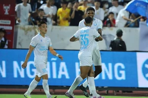 Tiền đạo Kyle Hudlin ghi 2 bàn trong trận ra mắt Nam Định FC.