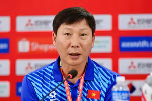 HLV Kim Sang Sik hài lòng với trận thắng Indonesia. 