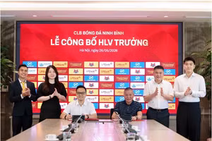 HLV Chu Đình Nghiêm ký hợp đồng dài hạn với CLB Ninh Bình. Ảnh: CLB Ninh Bình.