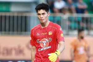 Thủ môn Trung Kiên được ngợi khen sau trận hòa Hà Nội FC.