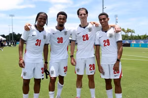 Alex Scott, Ethan Nwaneri, Rio Ngumoha và Josh King chia tay đội tuyển Anh trước trận gặp Croatia. Ảnh: FA.