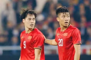 Phan Văn Đức lên tuyển Việt Nam thay thế Văn Toàn.