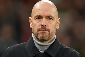 HLV Ten Hag tiếp tục gắn bó với Man United bất chấp những lời chỉ trích.