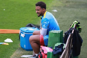 Xuân Son chấn thương trên sân tập cùng tuyển Việt Nam