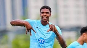 Top 10 cầu thủ bóng đá cao nhất thế giới hiện tại