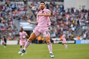 Messi phá kỷ lục của huyền thoại bóng đá Pele.