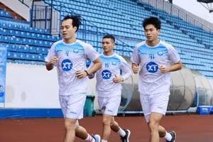  Văn Toàn trở lại tập luyện trong màu áo Nam Định FC.