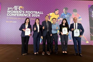 Các đại diện của bóng đá Việt Nam tham dự Hội nghị Bóng đá nữ AFC 2024. Ảnh: VFF.