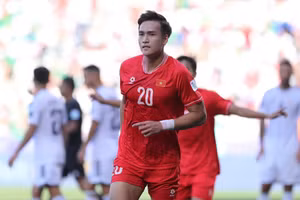 Bùi Hoàng Việt Anh tái xuất sân cỏ hậu chấn thương.