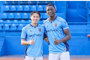 Mark Huỳnh (trái) thử việc Hải Phòng.