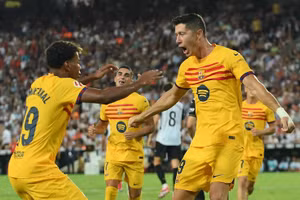 Barca thắng ngược Valencia ở trận mở màn La Liga.