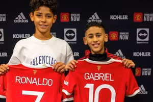 JJ Gabriel chụp ảnh cùng con trai Ronaldo.