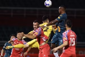 Hoàng Anh Gia Lai thua sốc CLB TPHCM ở vòng 15 V-League.