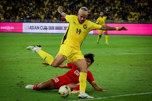 Rodrigo Holgado bị CLB America de Cali cắt lương sau án phạt của FIFA.