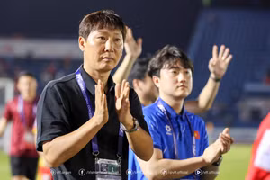 HLV Kim Sang-sik và tuyển Việt Nam bỗng sáng cửa đi tiếp ở vòng loại Asian Cup.