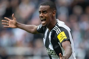 Alexander Isak lọt tầm ngắm của cả Arsenal và Barca.